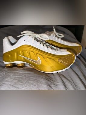 Nike Shox R4 GS Metallic Gold / White Women’s - 7.5W (6Y)